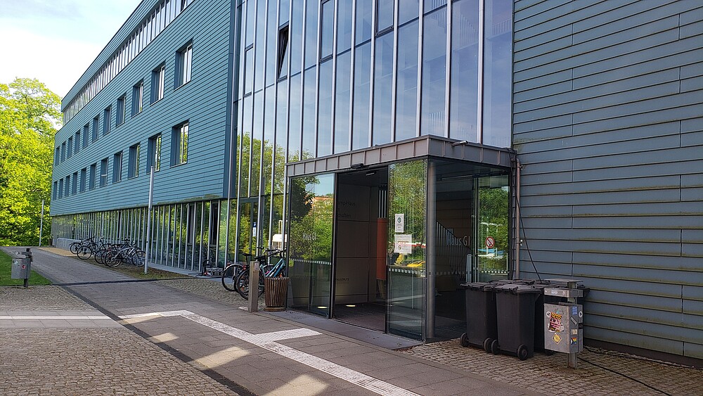 Blick auf den Eingang der "BlueBox" auf dem Görlitzer Campus
