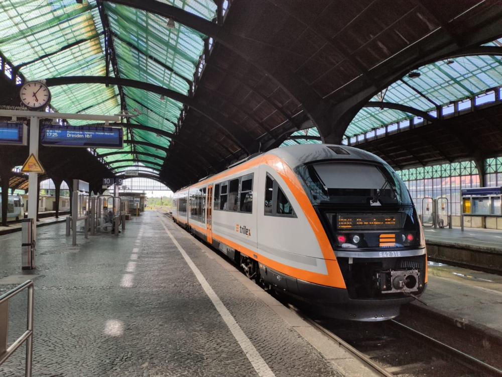 stehender Zug im Bahnhof Görlitz
