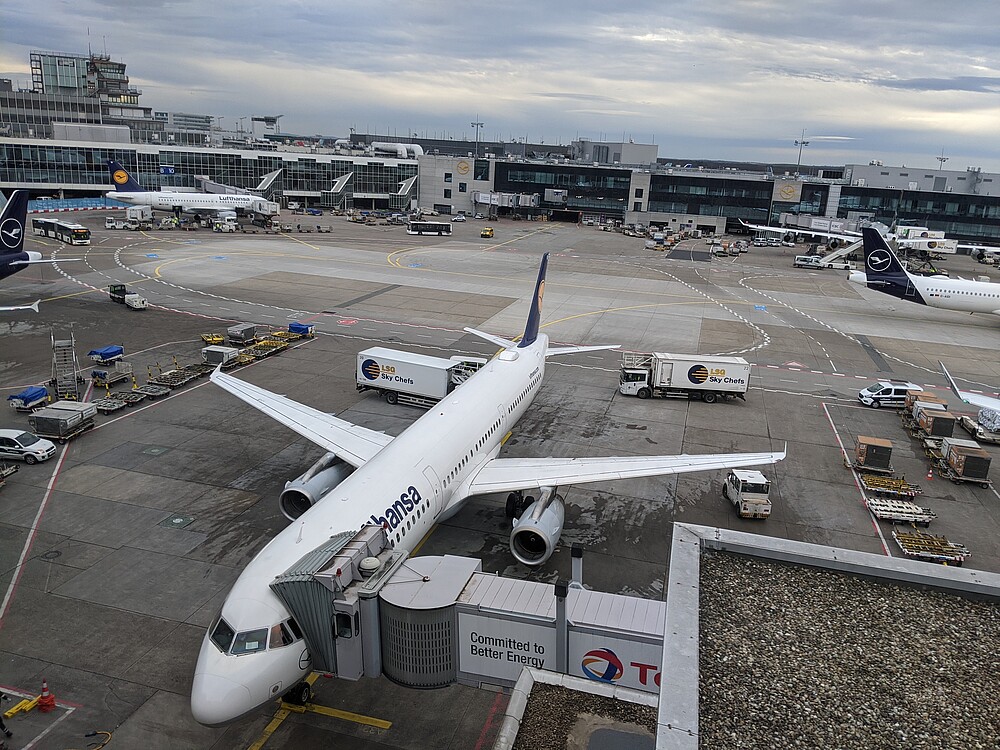 zu sehen ist ein Flugzeug am Flugplatz