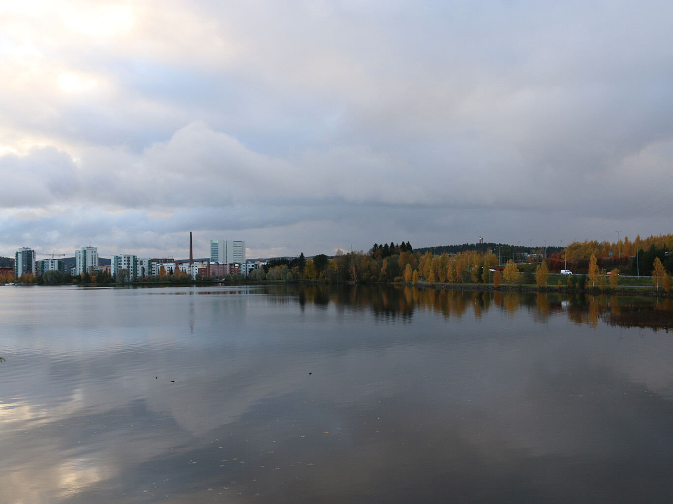 See mit Stadt im Hintergrund