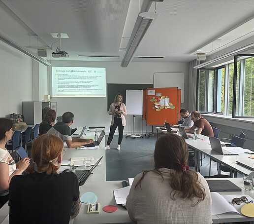 Teilnehmer hören einer Referentin zu