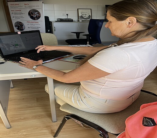 Noch eine Teilnehmerin mit Laptop