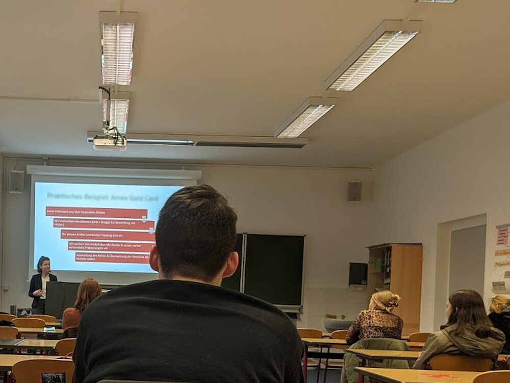 Blick von hinten, über köpfe hinweg in einen Klassenraum während des Unterrichts