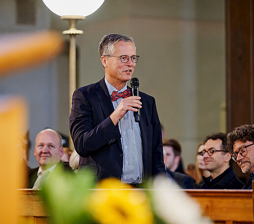 Prof. ten Hagen steht und spricht ins Mikro.