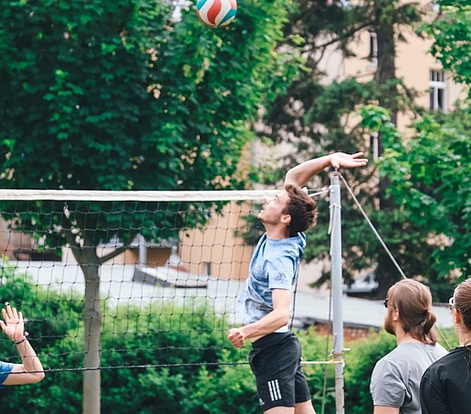 Ein Spieler auf dem Volleyballfeld holt zum Schlag aus.