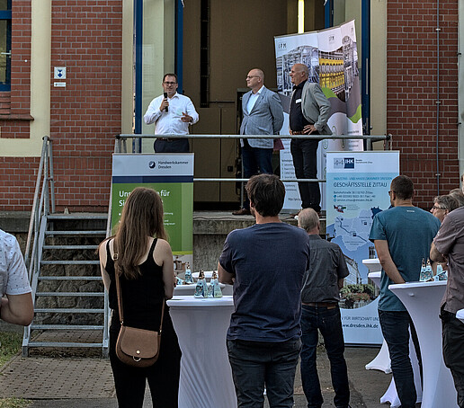 Redner stehen vor dem Eingang ZKWL