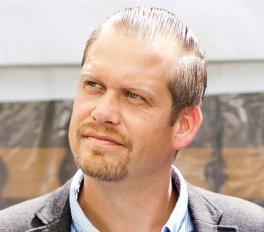 Thomas Gubsch schaut lächelnd in die Ferne.