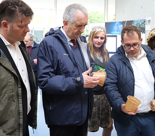 Gruppe besichtigt Campus