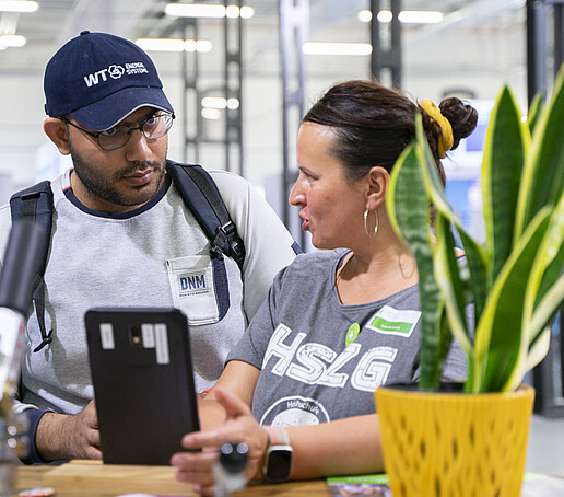 HSZG-Mitarbeiterin erklärt einem Besucher die Rallye.