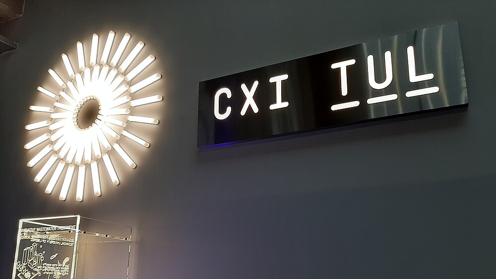 Leuchtröhre und Schild