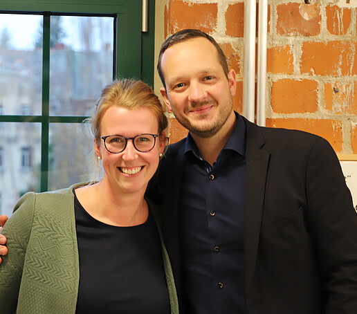 Zwei Workshopteilnehmende lächeln in die Kamera.