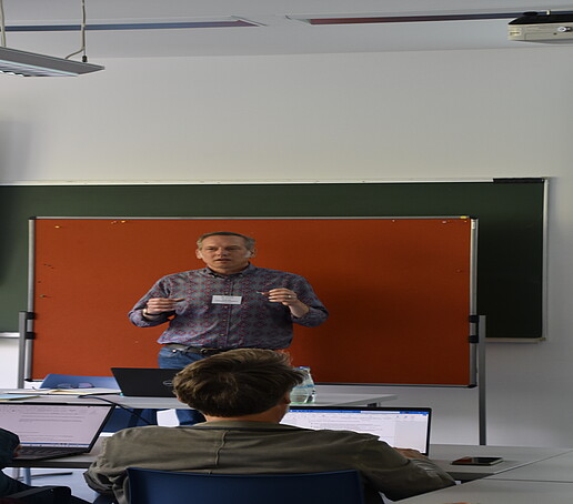 Redner vor einer Pinnwand