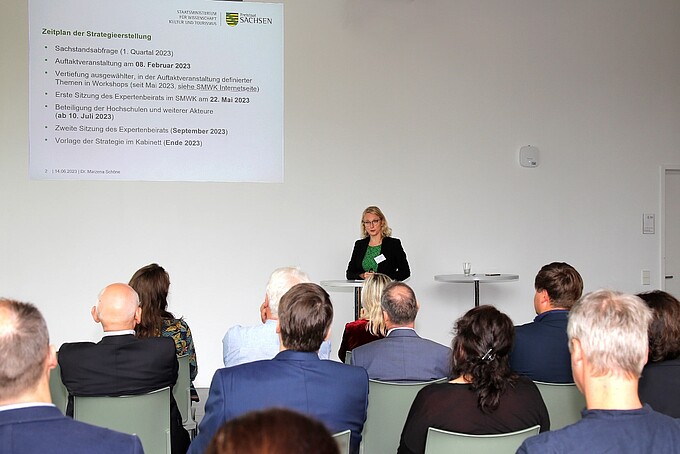 Frau Dr. Marzena Schöne vor Publikum