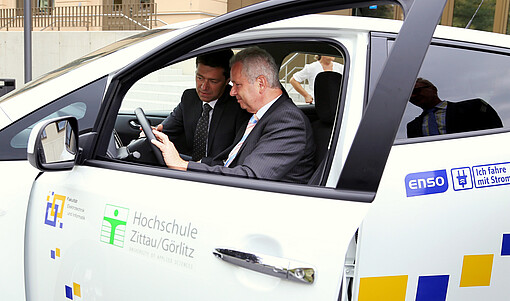 Inspektion des neuen E-Autos Inspektion des neuen Autos