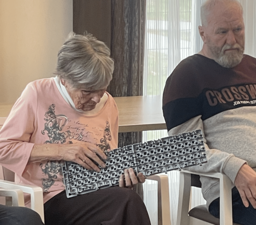 Teilnehmerin mit Objekt