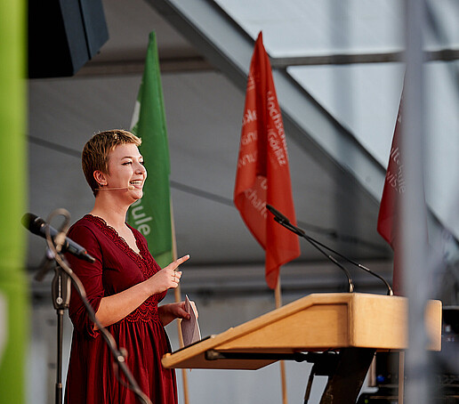 Moderatorin Carolin Renner auf der Bühne