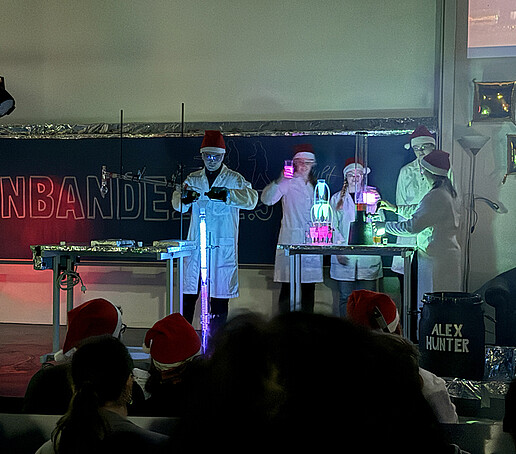 Darsteller experimentieren auf der Bühne.