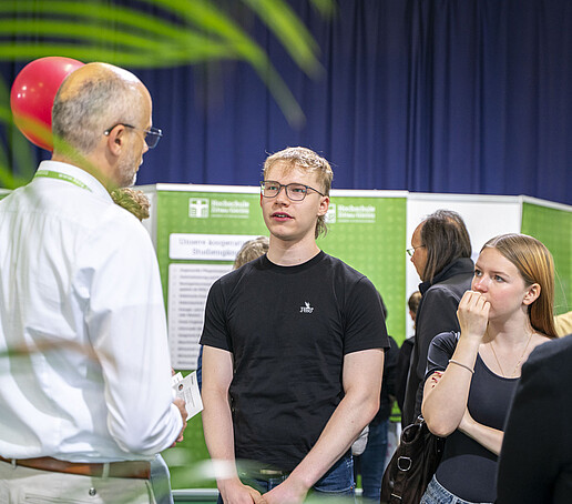 Schüler lassen sich von Prof. Maiwald beraten.