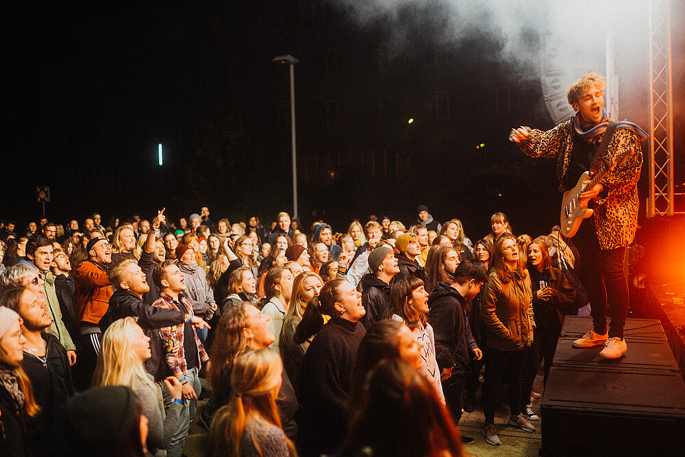 Konzertbühne mit Publikum