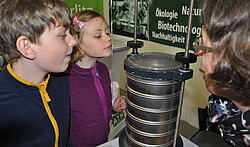 Was da wohl unten rauskommt? Staunende Gesichter bei dern Konvent'a. Was da wohl unten rauskommt? Staunende Gesichter bei dern Konvent'a.