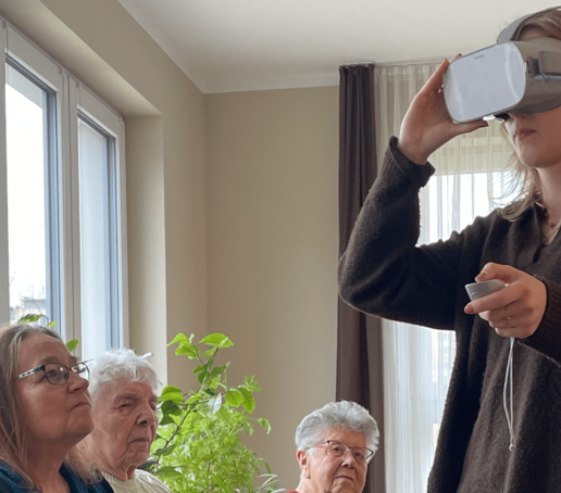 Referentin mit VR-Brille