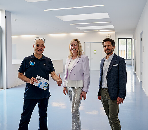 DLR-Missionsleiter Volker Schmid mit Prorektorin Keil und Herrn Tiller (v.l.n.r.)