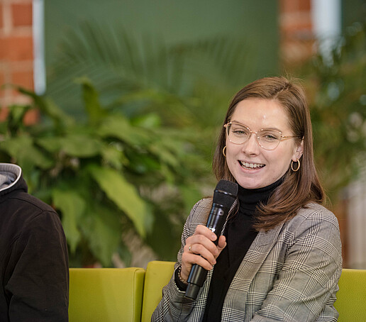 Alina Bulcsu mit Mikro auf dem Talk-Sofa