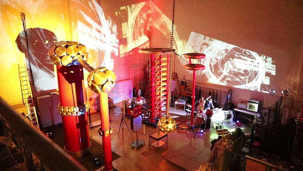 Musiker in der erleuchteten Hochspannungshalle 