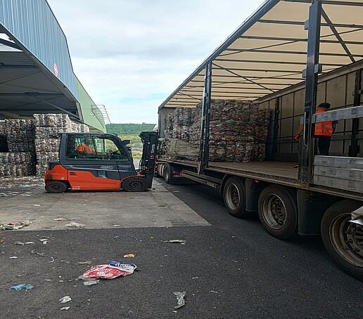 Transport der Ballen zum Verwerter