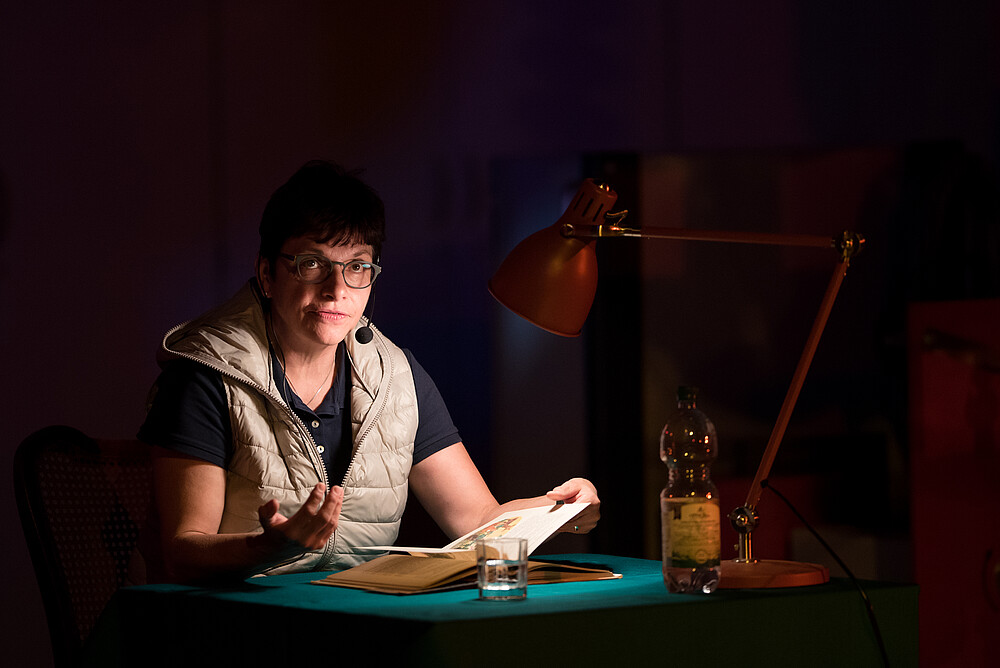Karin Hollstein liest vor.