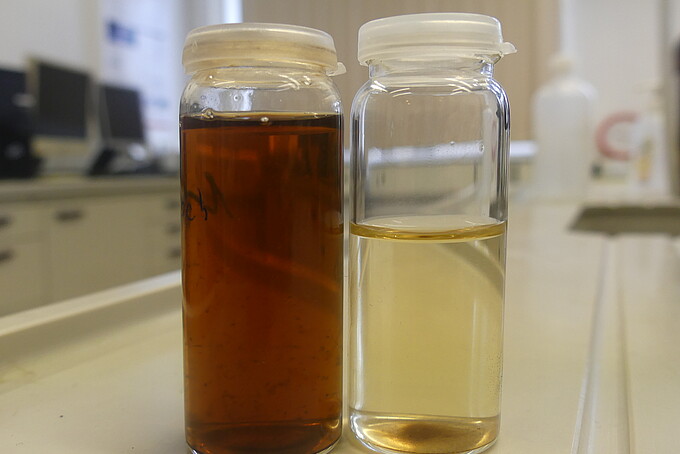 zwei kleine Fläschchen mit Flüssigkeit in unterschiedlicher Farbe (links: dunkelbraun, rechts: hellbraun, nahezu klar)