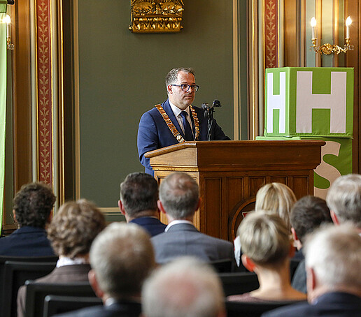 Rektor Kratzsch hält am Rednerpult seine Antrittsrede für die zweite Amtszeit.