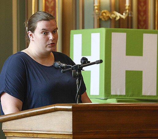 Miriam Meyer vom Studierendenrat hält am Rednerpult eine Rede.