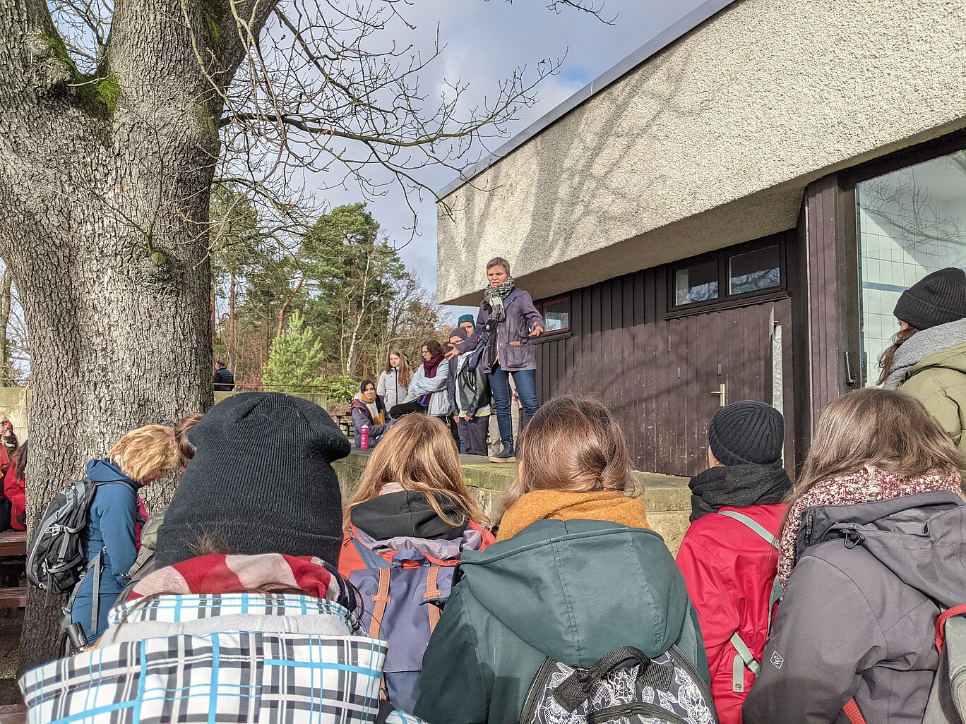 Personengruppe vor einem Haus