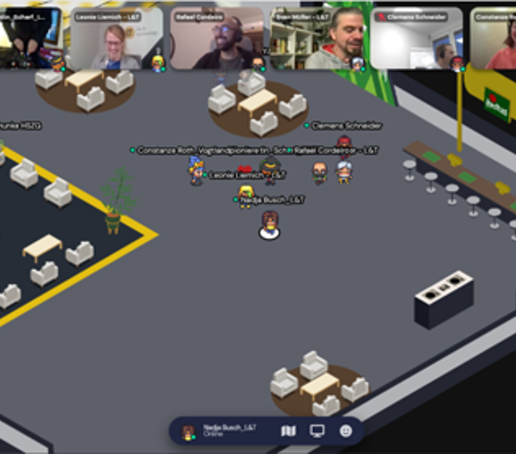 Ein virtueller Austausch bei einem Workshop. Teilnehmende sind über ihre Videokamera zugeschalten, auf dem Bildschirm interagieren Avatare.