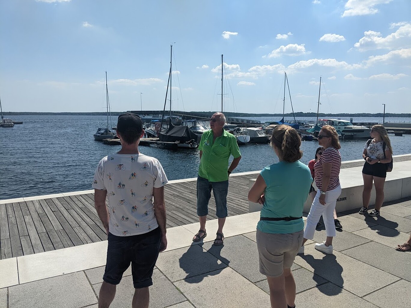 Menschengruppe in einem Hafen 
