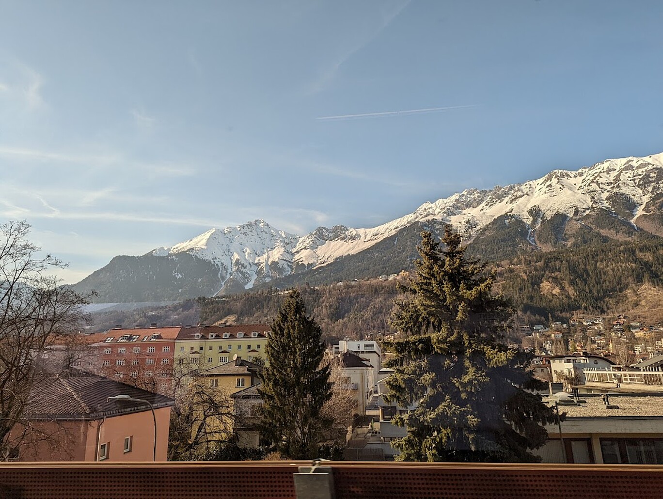 Häuser vor Bergpanorama
