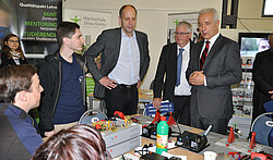 Prorektor Forschung Prof. Dr.-Ing. habil. Tobias Zschunke präsentiert dem sächsischen Ministerpräsidenten Stanislaw Tillich (rechts) und Landrat Bernd Lange (mitte) den Gemeinschaftsstand der HSZG. Prorektor Forschung Prof. Dr.-Ing. habil. Tobias Zschunke präsentiert dem sächsischen Ministerpräsidenten Stanislaw Tillich (rechts) und Landrat Bernd Lange (mitte) den Gemeinschaftsstand der HSZG.