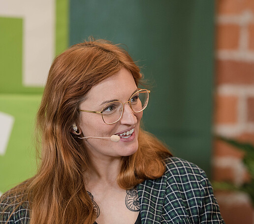 Moderatorin mit Headset im Studio