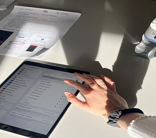 Eine Hand zeigt Funktionen auf einem Tablet