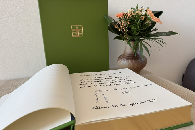 Detailaufnahme des Goldenen Buchs mit dem Eintrag von Prof. Dr. Battsengel Baatar.