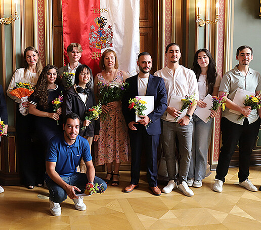Kursteilnehmende stehen nebeneinander und halten ihre Urkunden in den Händen und posieren als Gruppe.