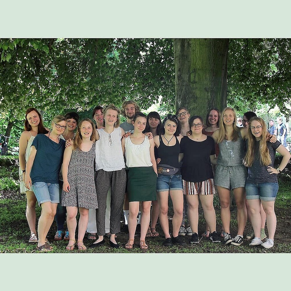 Gruppe von Studenten der HSZG vor einem Baum