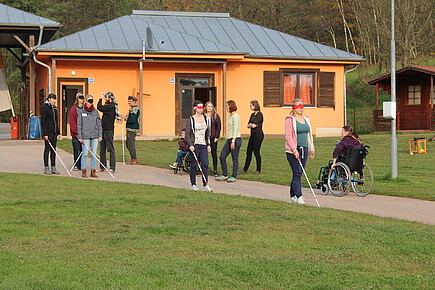 Selbsterfahrungsworkshops zum besseren Verstehen unterschiedlicher Beeinträchtigungen Selbsterfahrungsworkshops zum besseren Verstehen unterschiedlicher Beeinträchtigungen