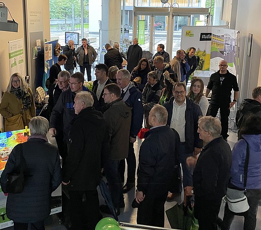 Gruppe besichtigt Campus