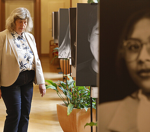 Eine Besucherin schaut sich im Foyer des Rathauses die Fotoausstellung an.
