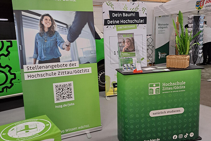Infostand von FH-Personal mit Theke