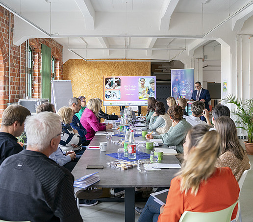 Der Rektor spricht vor den Konferenzteilnehmenden.