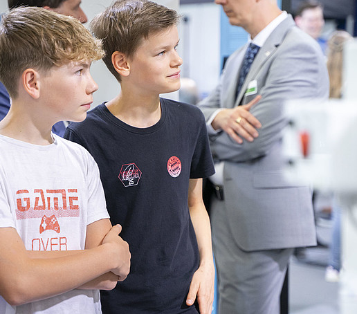 Schüler schauen sich am Stand um.