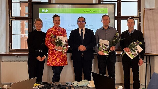 Kristin Groß, der Rektor und die drei neuen Mitglieder des Beirates stehen nebeneinander zum Gruppenbild.